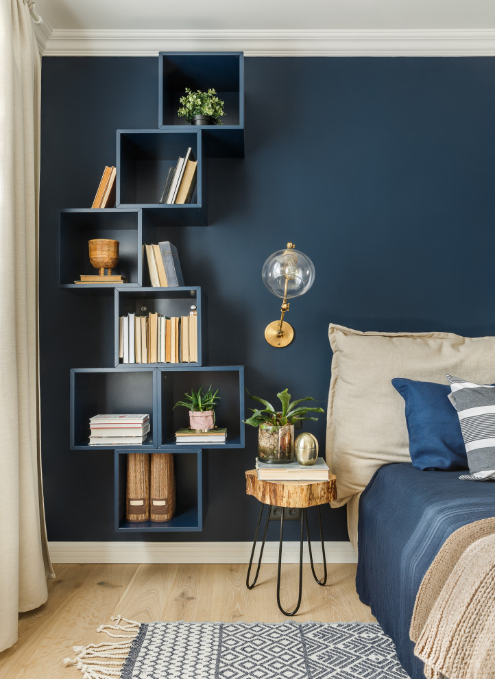 Idee per una camera da letto scandinava con pareti blu, parquet chiaro e pavimento beige