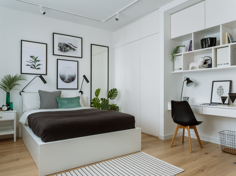 Modernes Schlafzimmer mit weißer Wandfarbe, hellem Holzboden und beigem Boden in Moskau
