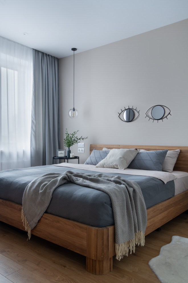 Foto de dormitorio principal contemporáneo de tamaño medio con paredes grises y suelo marrón