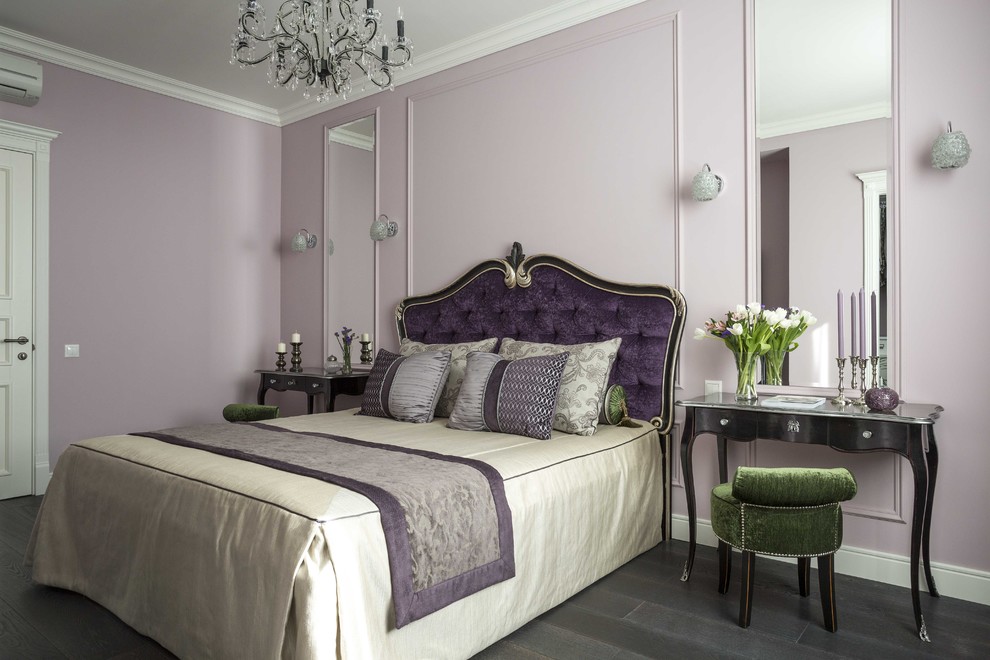 Klassisches Hauptschlafzimmer mit rosa Wandfarbe, dunklem Holzboden und schwarzem Boden in Moskau