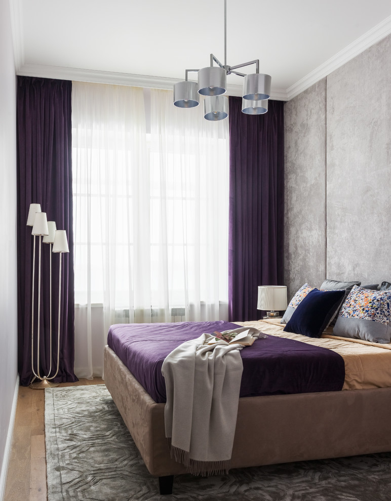 На фото: хозяйская спальня в современном стиле с серыми стенами, паркетным полом среднего тона и коричневым полом