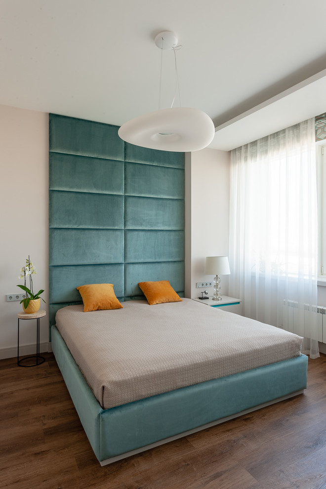 Mittelgroßes Modernes Hauptschlafzimmer mit beiger Wandfarbe, Vinylboden und braunem Boden in Moskau