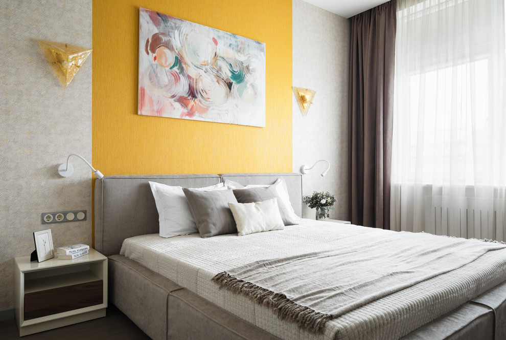 Стильный дизайн: хозяйская спальня среднего размера: освещение в современном стиле с желтыми стенами, паркетным полом среднего тона и коричневым полом без камина - последний тренд