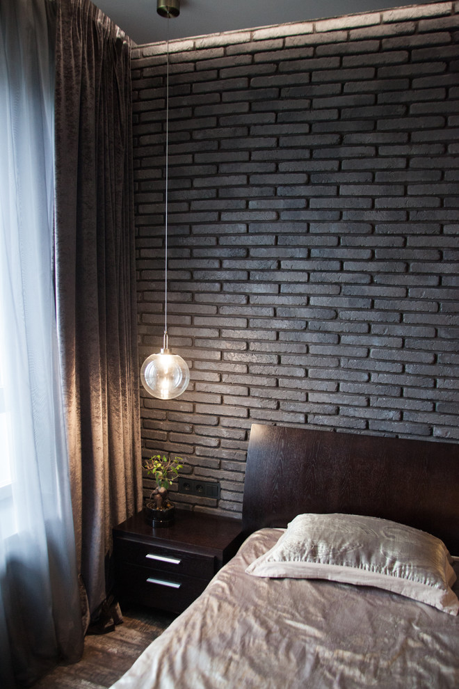 На фото: маленькая хозяйская спальня в стиле лофт с серыми стенами, пробковым полом и коричневым полом без камина для на участке и в саду