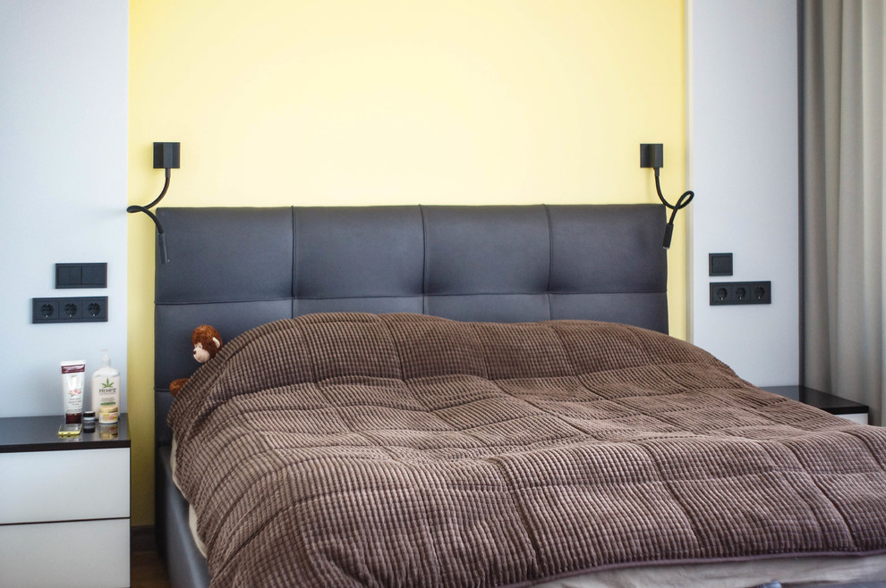 На фото: маленькая хозяйская спальня в скандинавском стиле с серыми стенами, паркетным полом среднего тона и бежевым полом для на участке и в саду с
