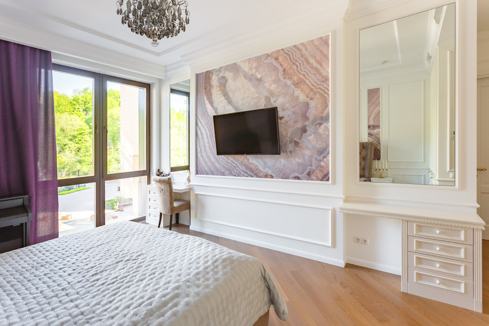 Свежая идея для дизайна: хозяйская спальня в стиле неоклассика (современная классика) с белыми стенами, паркетным полом среднего тона и коричневым полом - отличное фото интерьера