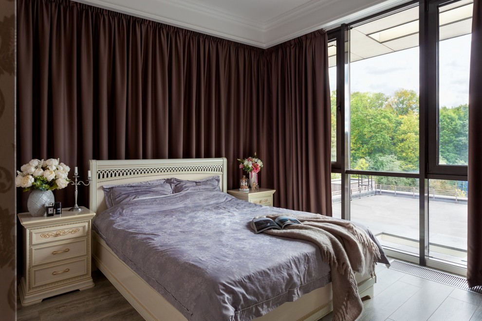 Свежая идея для дизайна: хозяйская спальня в стиле неоклассика (современная классика) с коричневым полом - отличное фото интерьера