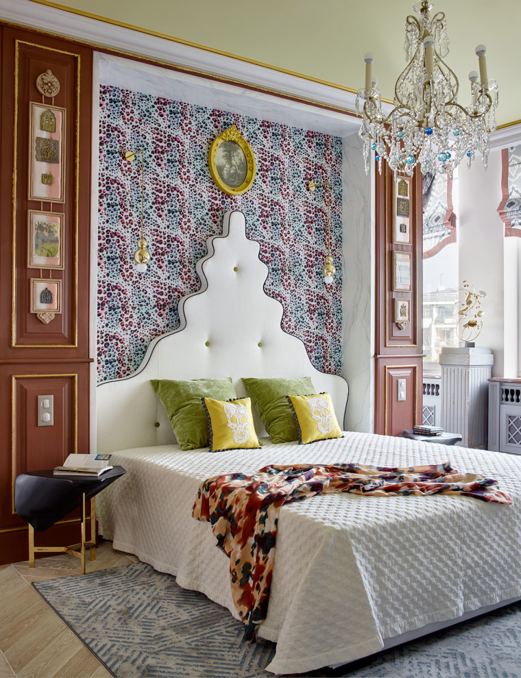 Idee per una camera da letto boho chic con pareti multicolore, parquet chiaro e pavimento beige