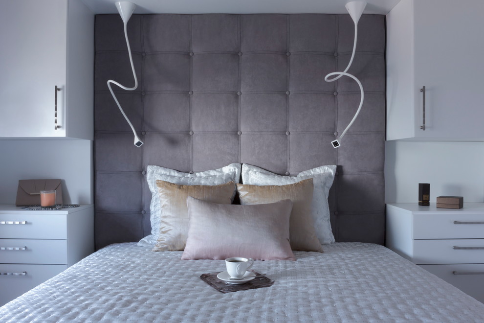Источник вдохновения для домашнего уюта: хозяйская спальня в стиле фьюжн с фиолетовыми стенами
