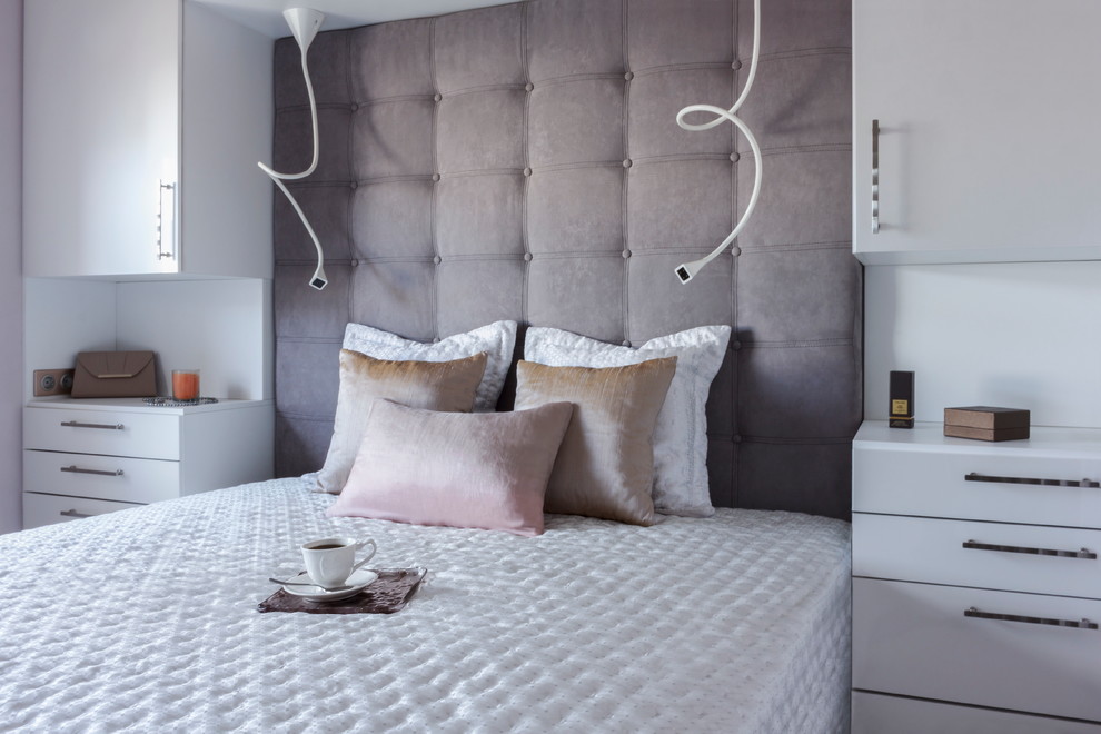 Идея дизайна: хозяйская спальня в стиле фьюжн с фиолетовыми стенами