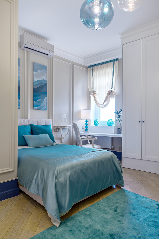 Ejemplo de dormitorio clásico con suelo de madera clara y paredes blancas