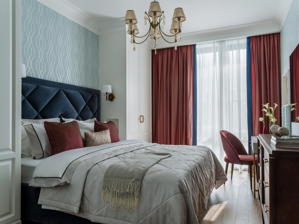 Свежая идея для дизайна: маленькая хозяйская спальня в классическом стиле с синими стенами, паркетным полом среднего тона, коричневым полом, обоями на стенах и кроватью в нише для на участке и в саду - отличное фото интерьера