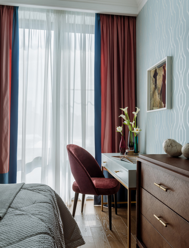 Aménagement d'une petite chambre parentale classique avec un mur bleu, un sol en bois brun, un sol marron et du papier peint.