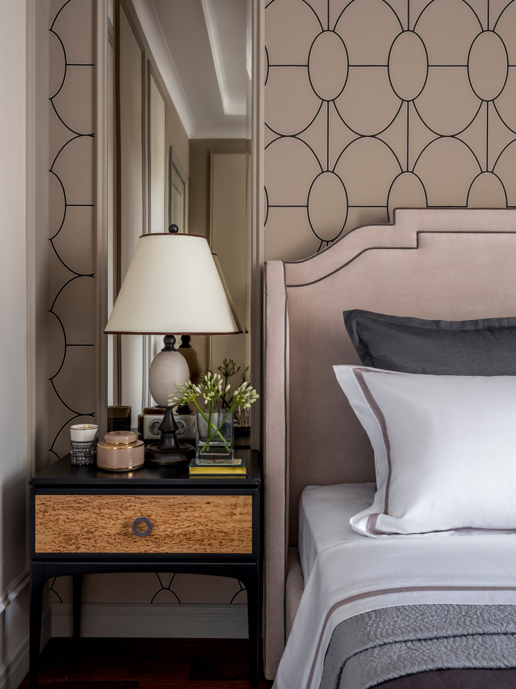 На фото: хозяйская спальня среднего размера в стиле неоклассика (современная классика) с серыми стенами, темным паркетным полом и коричневым полом с