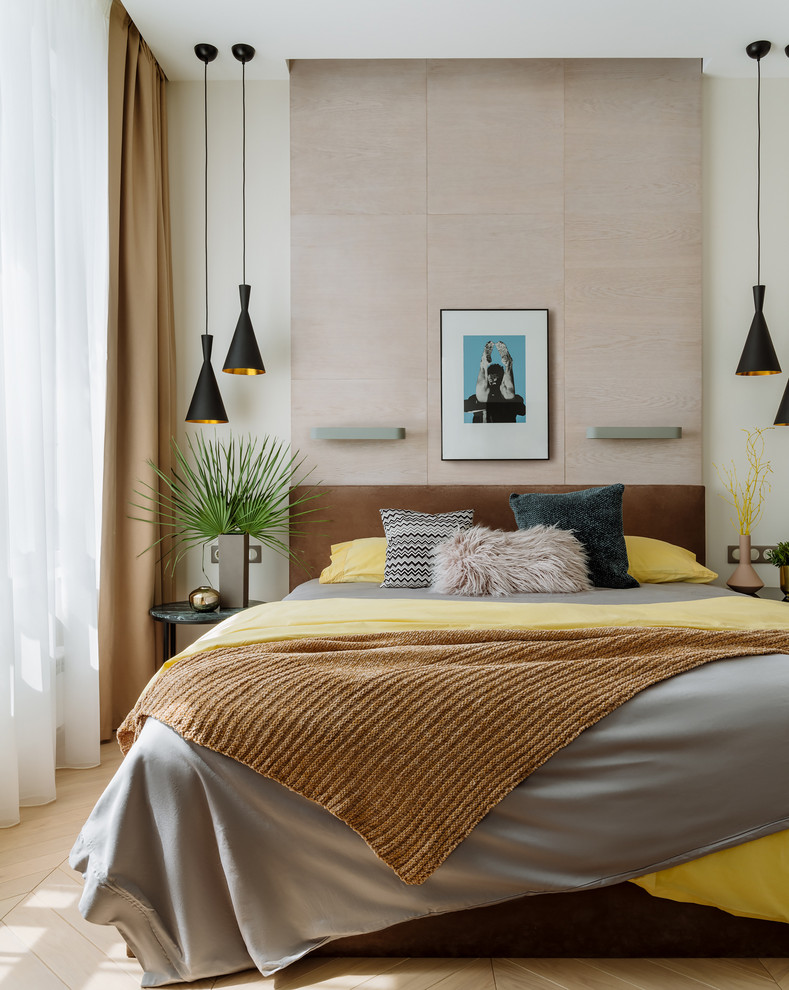 Ejemplo de dormitorio principal contemporáneo con suelo beige