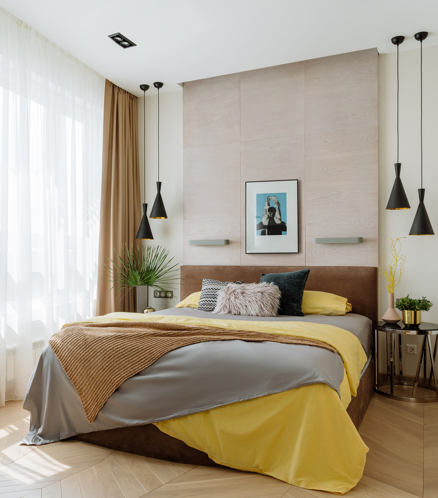 На фото: спальня в современном стиле с бежевыми стенами, светлым паркетным полом и бежевым полом