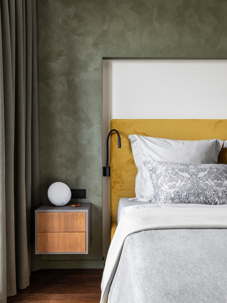 Ejemplo de dormitorio principal con paredes verdes y suelo de madera en tonos medios