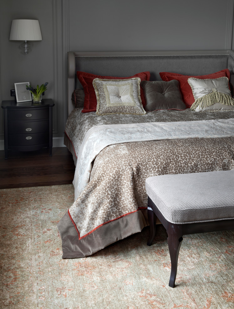 Пример оригинального дизайна: хозяйская спальня в стиле фьюжн с серыми стенами и ковровым покрытием
