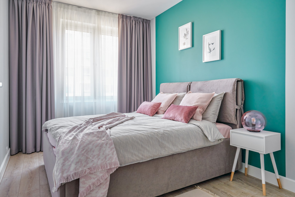 На фото: спальня в скандинавском стиле с зелеными стенами и светлым паркетным полом без камина