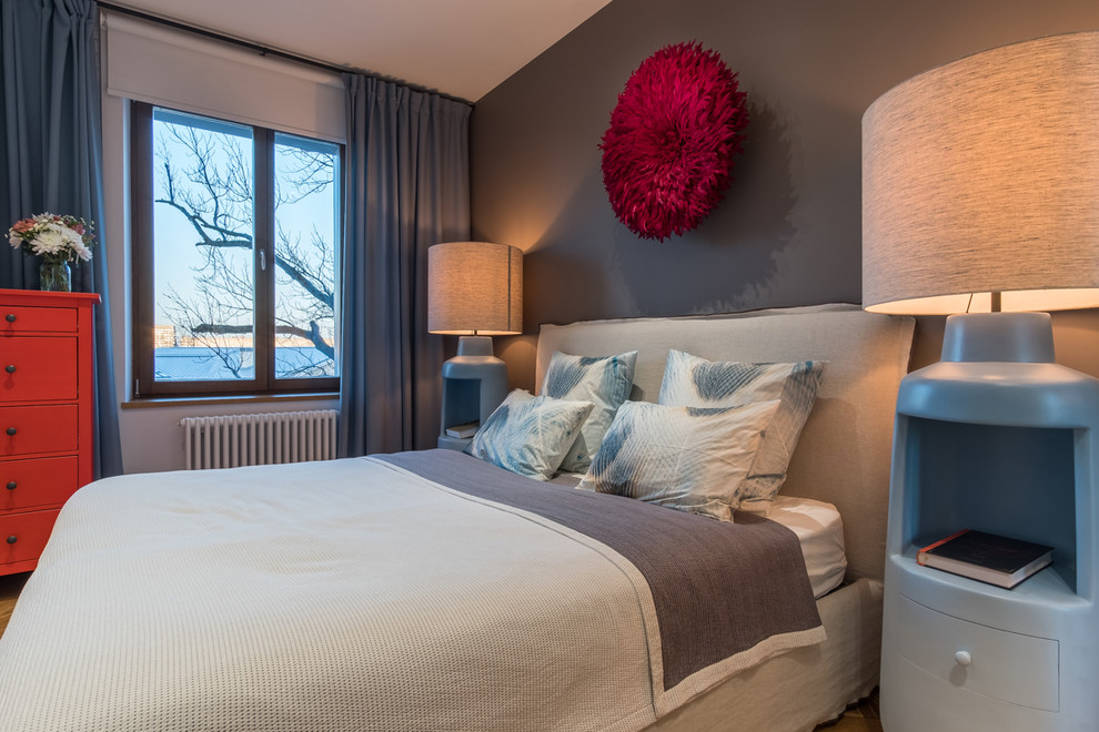 Стильный дизайн: хозяйская спальня среднего размера в современном стиле с серыми стенами, паркетным полом среднего тона и коричневым полом - последний тренд