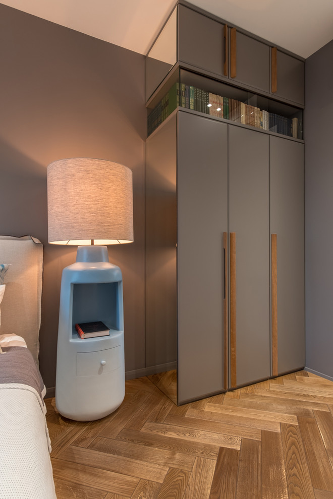 Свежая идея для дизайна: хозяйская спальня среднего размера в современном стиле с серыми стенами, паркетным полом среднего тона и коричневым полом - отличное фото интерьера