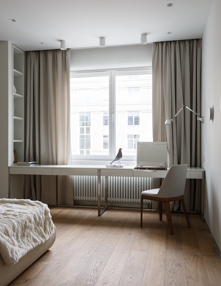 Modernes Hauptschlafzimmer mit weißer Wandfarbe, braunem Holzboden und braunem Boden in Sankt Petersburg