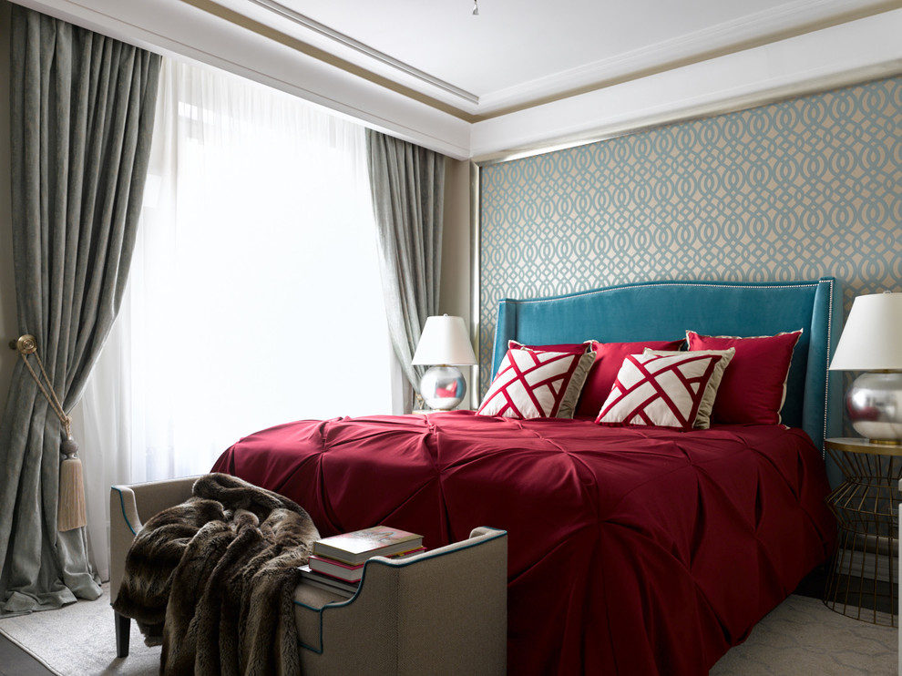 Стильный дизайн: спальня в современном стиле с бежевыми стенами, темным паркетным полом, коричневым полом и тюлем - последний тренд