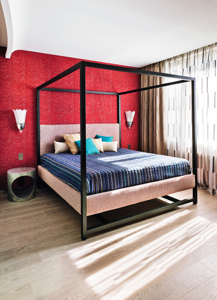 Modelo de dormitorio principal actual con paredes rojas, suelo de madera clara y suelo beige