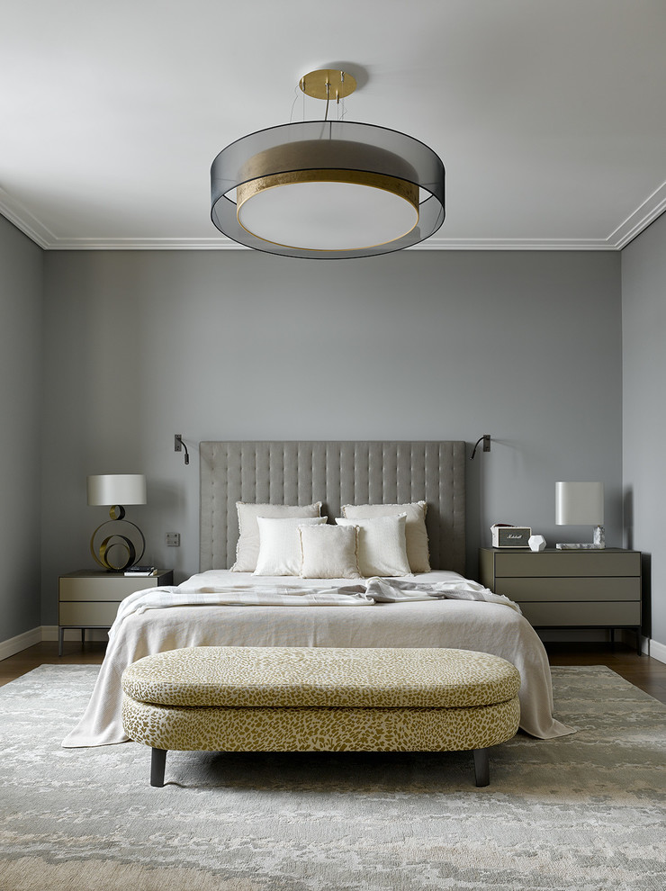 Esempio di una camera da letto contemporanea con pareti grigie, parquet scuro e pavimento marrone