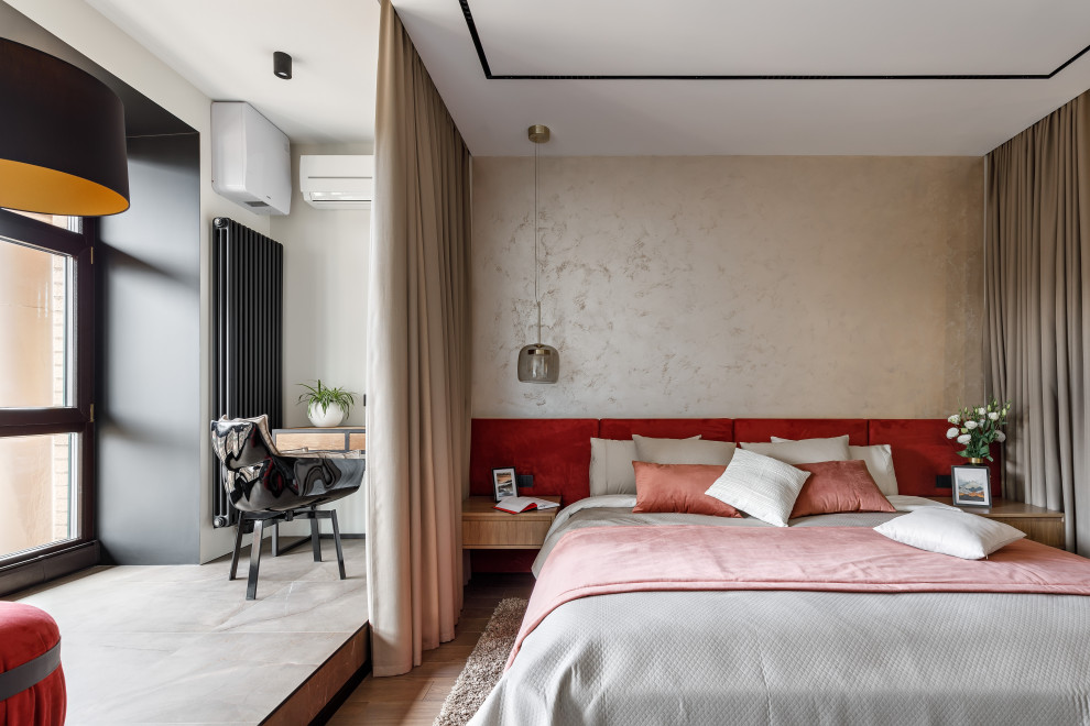 На фото: хозяйская спальня в современном стиле с бежевыми стенами и коричневым полом
