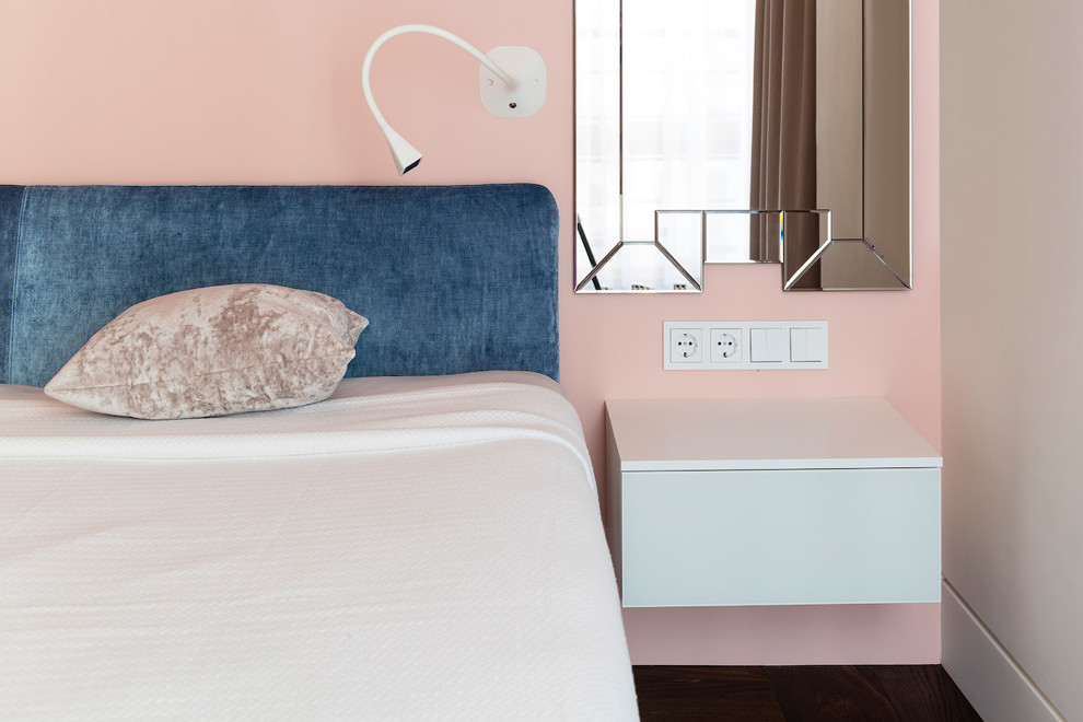 Стильный дизайн: хозяйская спальня в современном стиле с бежевыми стенами и коричневым полом - последний тренд