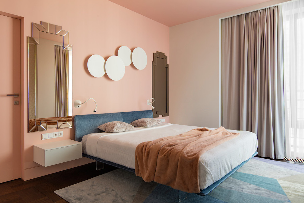 Aménagement d'une chambre parentale contemporaine avec un sol marron, parquet foncé et un mur rose.