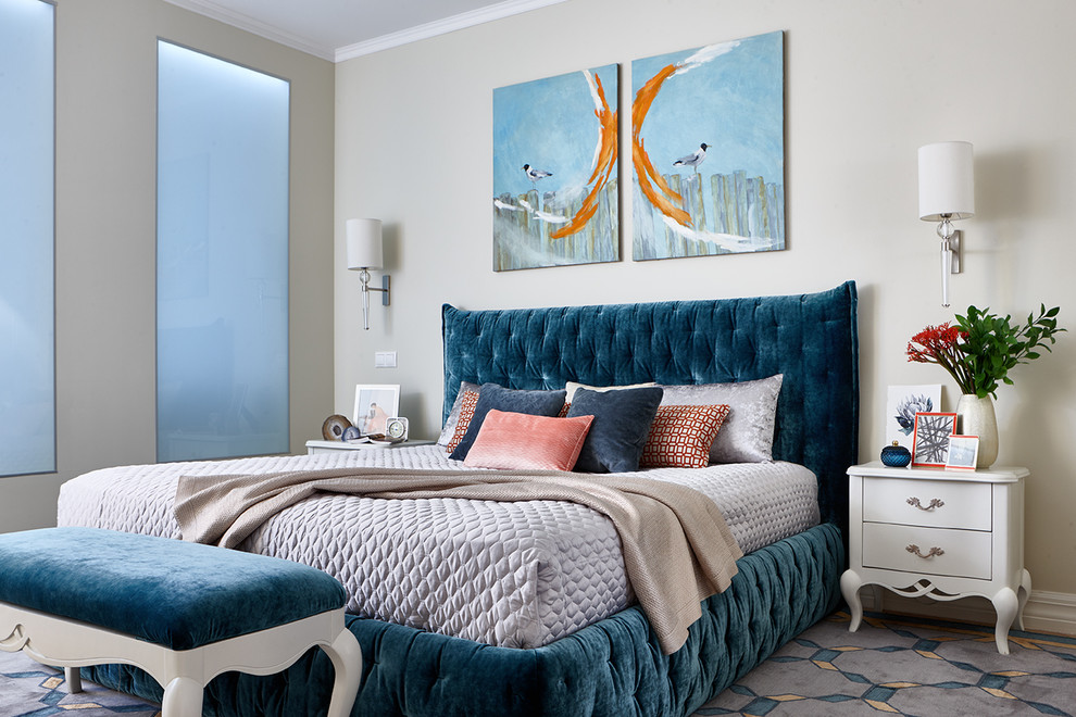 Imagen de dormitorio principal clásico renovado de tamaño medio con paredes beige y moqueta