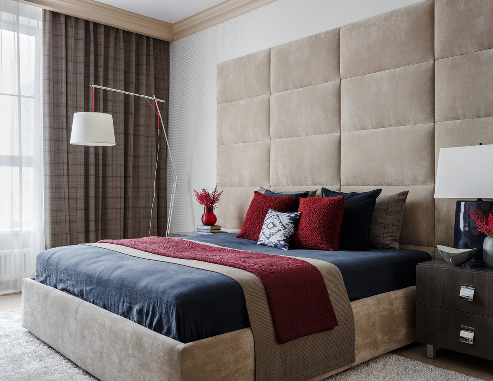 Стильный дизайн: хозяйская спальня среднего размера: освещение в стиле неоклассика (современная классика) с светлым паркетным полом, бежевым полом и белыми стенами - последний тренд