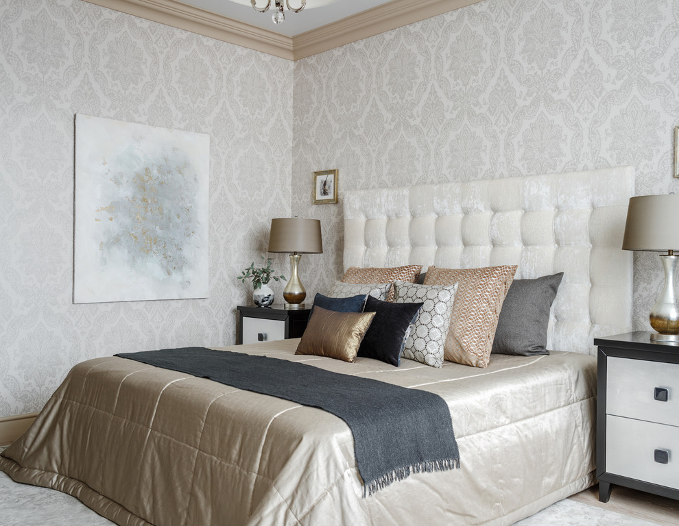 Свежая идея для дизайна: хозяйская спальня среднего размера в стиле неоклассика (современная классика) с белыми стенами - отличное фото интерьера