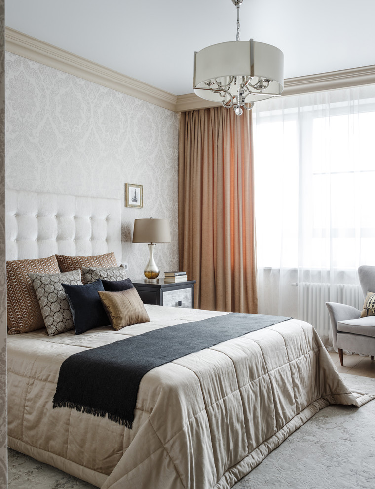Пример оригинального дизайна: хозяйская спальня среднего размера в классическом стиле с светлым паркетным полом, бежевым полом, белыми стенами и тюлем