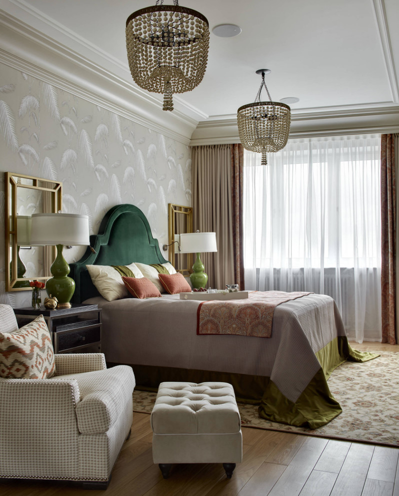 Klassisches Schlafzimmer mit beiger Wandfarbe, braunem Holzboden und braunem Boden in Moskau