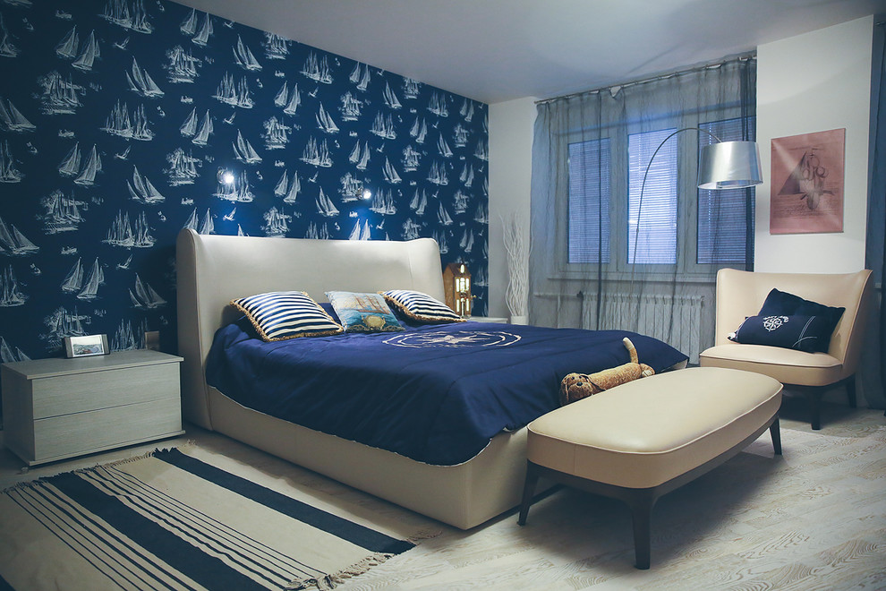 Exempel på ett maritimt sovrum, med blå väggar
