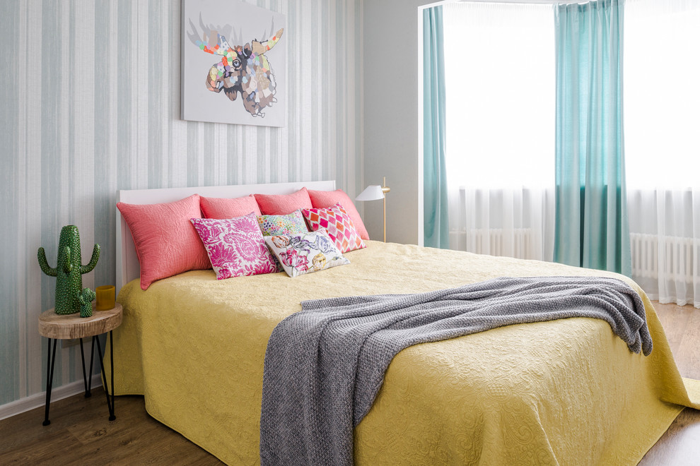 Пример оригинального дизайна: хозяйская спальня в современном стиле с серыми стенами, паркетным полом среднего тона, коричневым полом и кроватью в нише