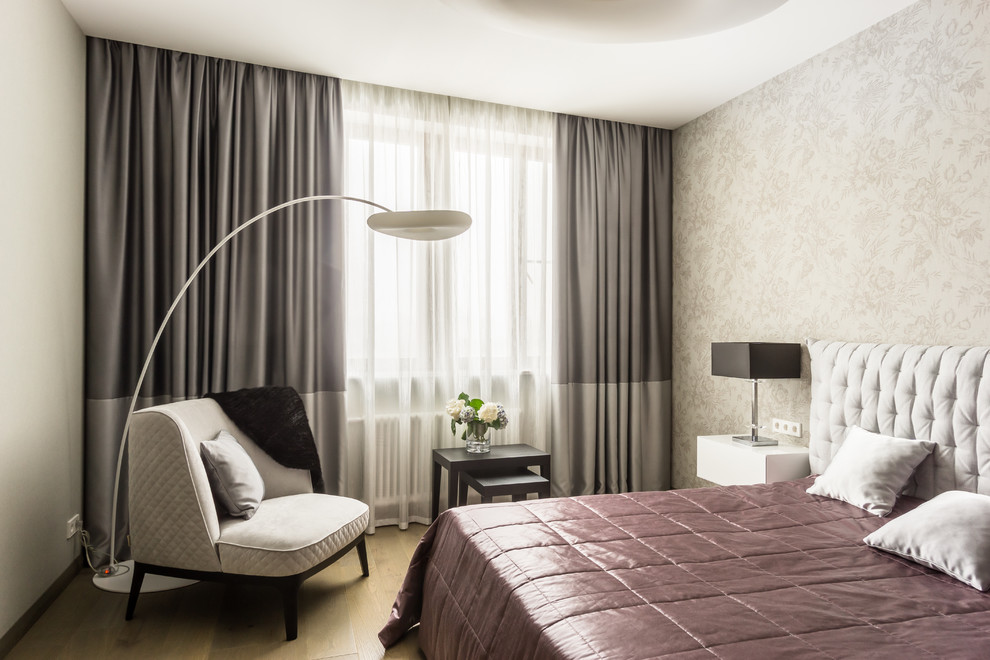 На фото: хозяйская спальня среднего размера: освещение в современном стиле с серыми стенами, паркетным полом среднего тона и коричневым полом
