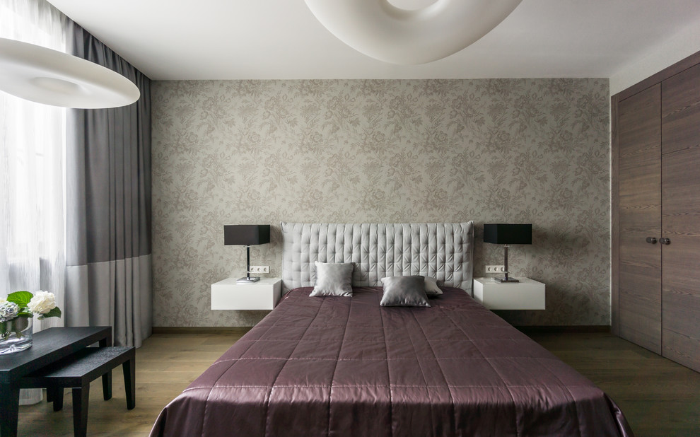 Стильный дизайн: хозяйская спальня среднего размера в современном стиле с серыми стенами, паркетным полом среднего тона и коричневым полом - последний тренд