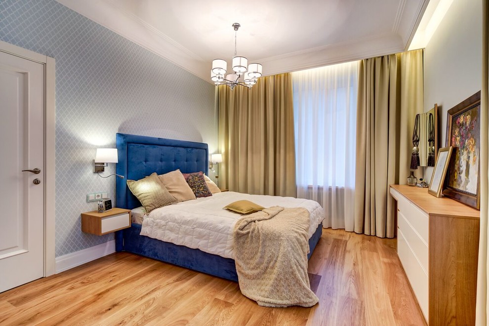 Стильный дизайн: спальня среднего размера в стиле неоклассика (современная классика) с синими стенами - последний тренд