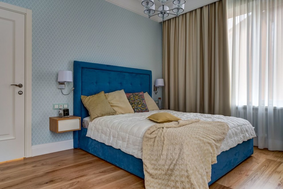 Источник вдохновения для домашнего уюта: спальня среднего размера в стиле неоклассика (современная классика) с синими стенами