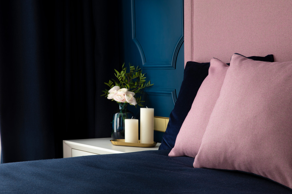 Diseño de dormitorio minimalista de tamaño medio con paredes azules