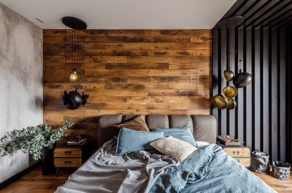 Modernes Hauptschlafzimmer mit braunem Holzboden, bunten Wänden und braunem Boden in Sonstige