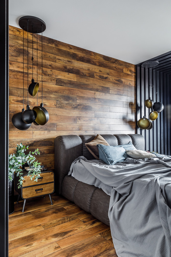 Inspiration för ett funkis huvudsovrum, med mellanmörkt trägolv, flerfärgade väggar och brunt golv