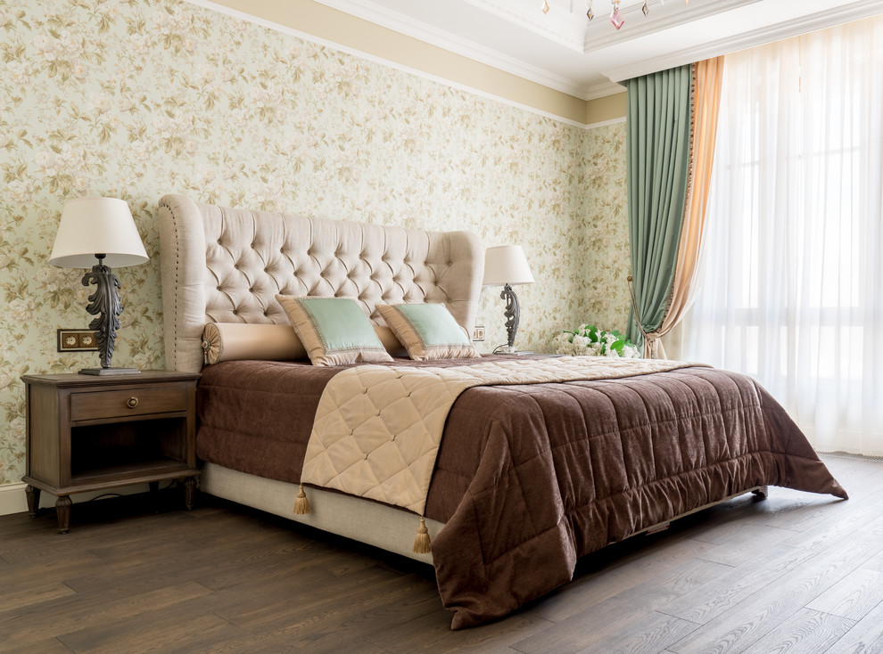 На фото: хозяйская спальня в классическом стиле с бежевыми стенами, паркетным полом среднего тона и коричневым полом с
