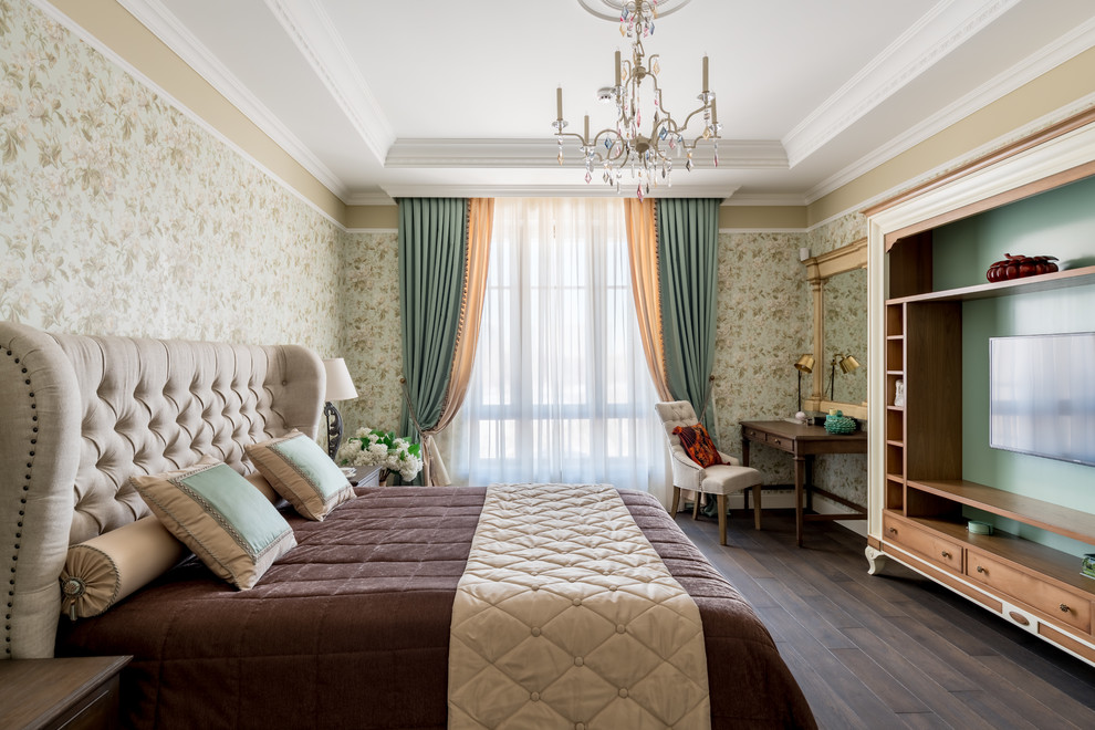 На фото: хозяйская спальня в классическом стиле с бежевыми стенами, паркетным полом среднего тона и коричневым полом