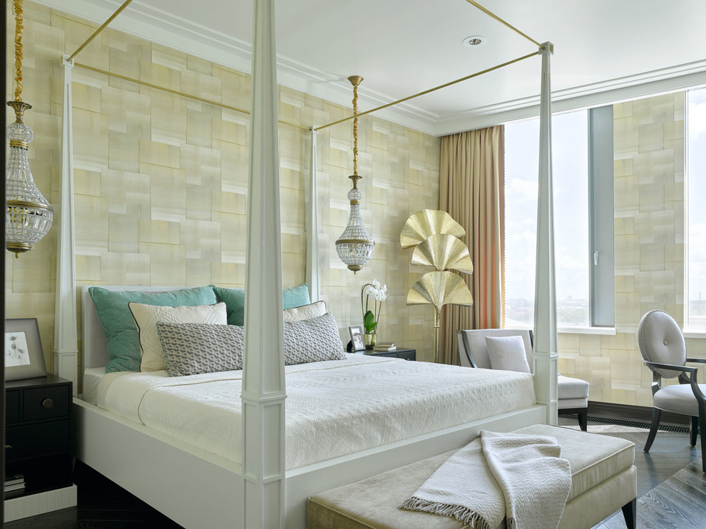 Diseño de dormitorio principal clásico renovado con paredes beige, suelo de madera oscura y suelo negro