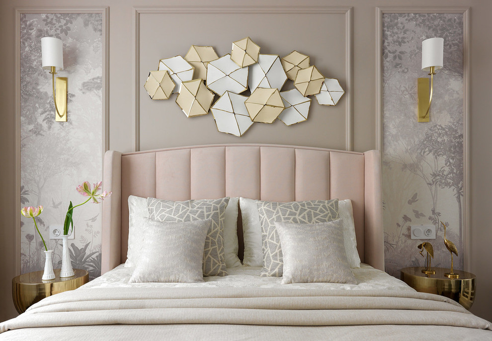 Modelo de dormitorio principal y beige y rosa clásico renovado con paredes beige